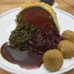 Kroketten an Rot-, Grünkohl, Soße und veganem Braten